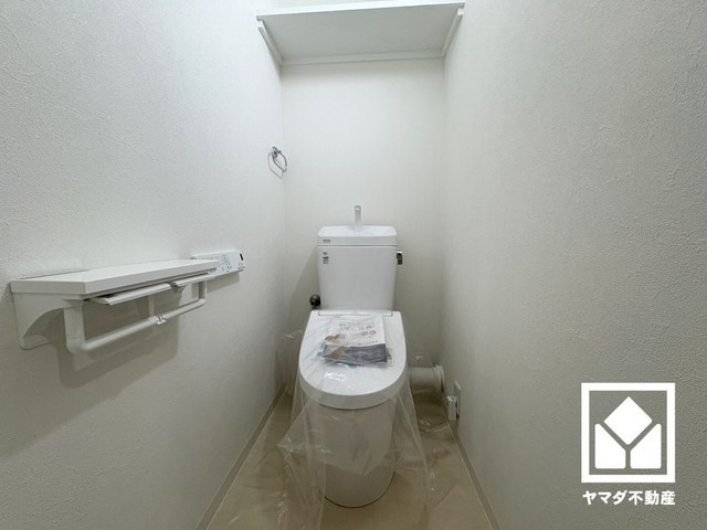 パラツィーナセシリア仁川弐番館のトイレ|明るく清潔感溢れるトイレです。温水洗浄便座付きで、季節を問わずいつでも温かい便座をお使いいただけます。