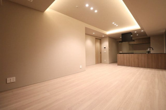 【居間・リビング】 | ザ・パークハウス中之島タワー | 【リビングダイニング】全面リフォーム住戸、梁がなく使いやすいリビングです☆