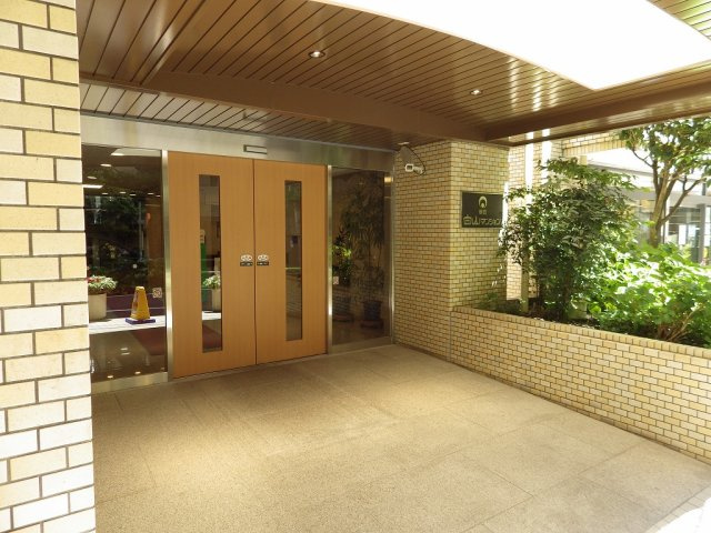 朝日白山マンションのエントランス