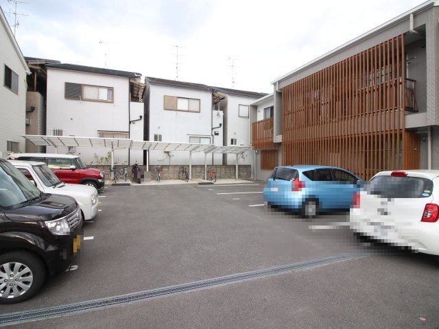 デファーンドル長岡京の駐車場