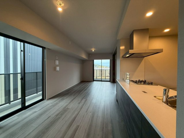 【居間・リビング】 | 【リビングダイニング】窓から陽が差し込み、お部屋全体がとても明るく、暖かみある空間です！