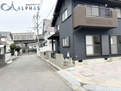 【前面道路含む現地写真】 | 明石市大久保町八木　一戸建て | ■前面道路幅員約5mあり♪駐車がしやすい♪