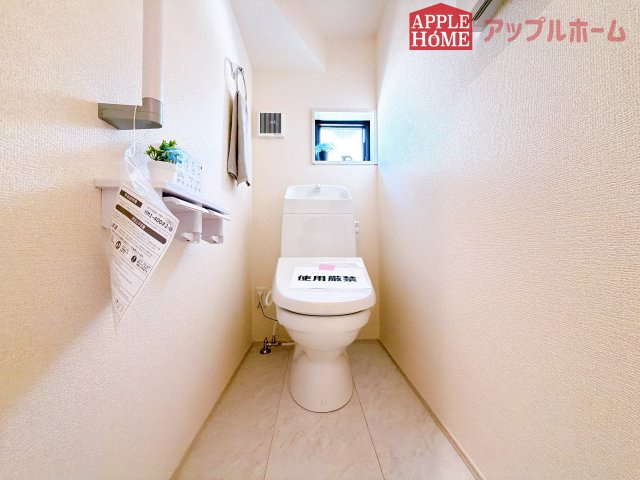 [新築住宅] 坂戸市泉町 第三 全2棟のトイレ|白を基調とした清潔感のある明るい空間。温水洗浄便座付きで、毎日快適・清潔に使用できます。操作しやすい壁面リモコンを採用しています。