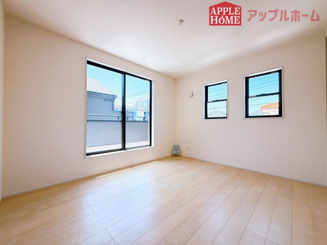 [新築住宅] 坂戸市泉町 第三 全2棟の洋室|２階居室は全室収納あり！たっぷりある収納活用でお部屋もキレイを保てます♪