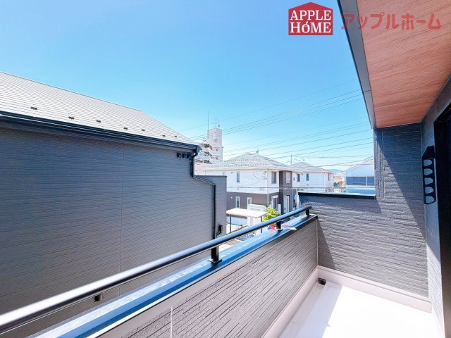 [新築住宅] 坂戸市泉町 第三 全2棟のバルコニー|家族分の洗濯物もしっかり干せます。日当たりも良く、毎日のお洗濯が楽しくなりそう♪お布団は手軽に干せていつもポカポカに☆
