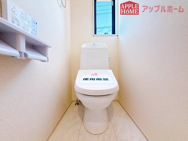 [新築住宅] 坂戸市泉町 第三 全2棟のトイレ|白を基調とした清潔感のある明るい空間。温水洗浄便座付きで、毎日快適・清潔に使用できます。操作しやすい壁面リモコンを採用しています。