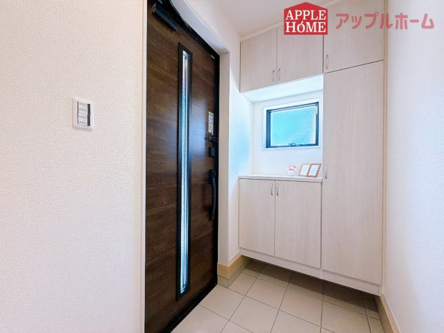 [新築住宅] 坂戸市泉町 第三 全2棟の玄関|上下棚にたっぷり靴を収納できます。「ただいま」と玄関を開けた瞬間から、奥に広がる空間を明るい室内を感じられますね♪