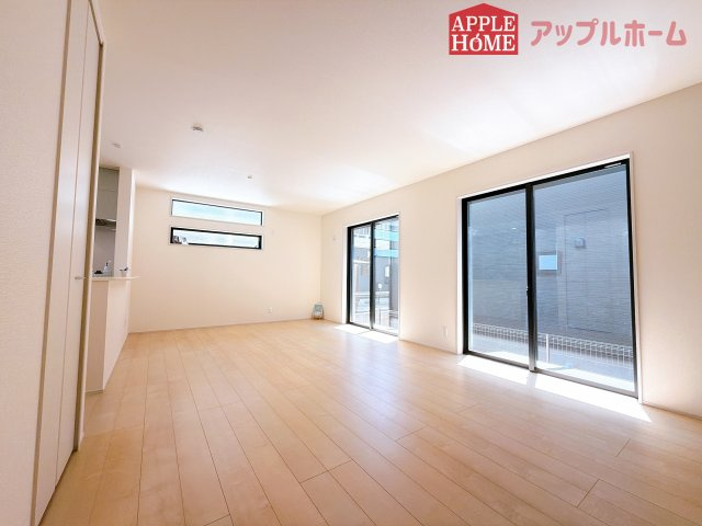 [新築住宅] 坂戸市泉町 第三 全2棟の居間・リビング|窓から差し込む光で家族を温かく包み込みます。明るいリビングで子育てする喜びを☆いつでも見学可能です！