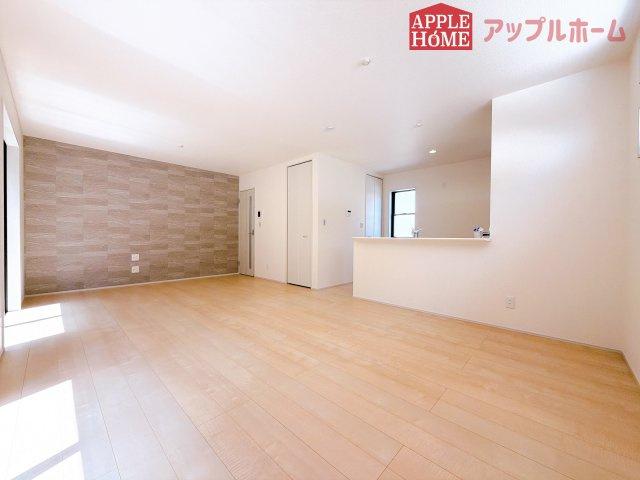 [新築住宅] 坂戸市泉町 第三 全2棟の居間・リビング|広々リビング×対面キッチンで家族の会話も弾みます♪家族団らんの秘訣は間取りにあり☆夢のマイホームを一緒に叶えましょう！