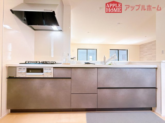 [新築住宅] 坂戸市泉町 第三 全2棟のキッチン|対面式キッチンは、家族のコミュニケーションを育み、子育て家族にも好適なプラン！リビングで寛ぐご家族をいつも感じられます♪会話を楽しみながら家事ができ、小さいお子様がいても安心です！