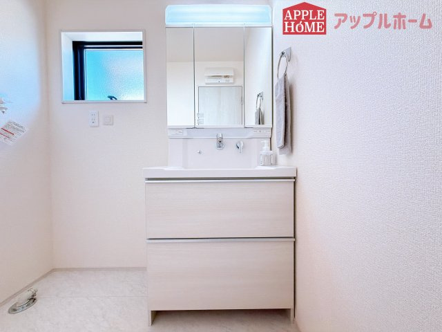 [新築住宅] 坂戸市泉町 第三 全2棟の独立洗面台|三面鏡付きの洗面化粧台ですので、たっぷりと収納いただけます。白を基調とした清潔感のある快適空間です。毎日の身支度も気持ち良くお使い頂けます！！