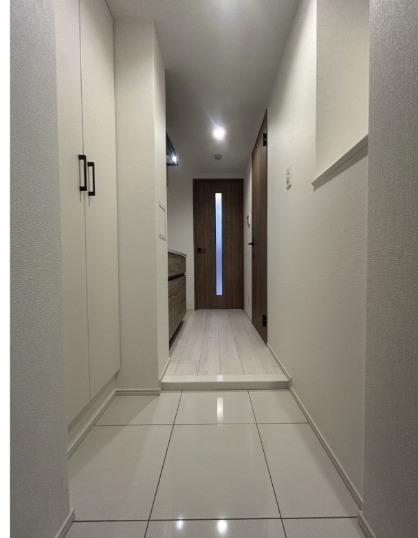 XEBEC八幡山の玄関