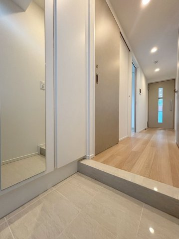 「防音マンション」ジェイグランコート中野の玄関|収納もある玄関です