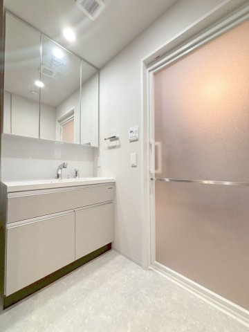 「防音マンション」ジェイグランコート中野の独立洗面台|大型の三面鏡で視認性が高く小物を整理収納できるポケット付き