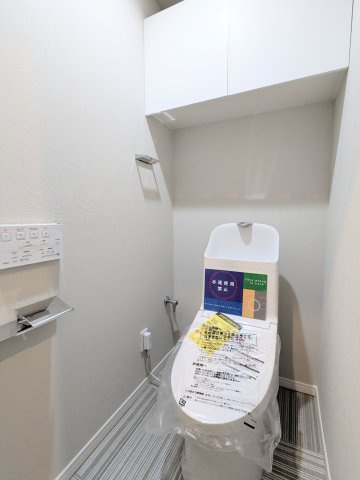 ゾンネンハイム北砂のトイレ|～吊戸棚付きのトイレ写真～