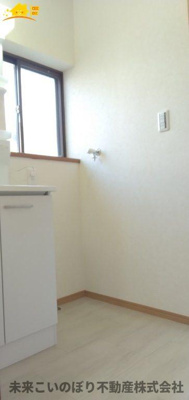 【脱衣所】 | 戸建 加須市鴻茎 | 洗面脱衣室には窓があり空気の入れ替えが出来カビの防止対策できますよ。