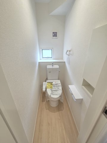 新築　太田市新田大根町第2　1号棟　Cradle Gardenのトイレ|現地写真　トイレは洗浄機能付きです！壁面収納も嬉しいですね♪