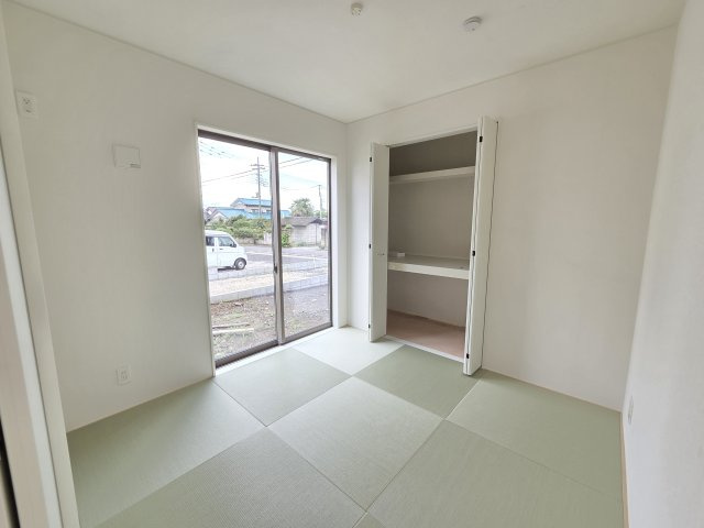 新築　太田市新田大根町第2　1号棟　Cradle Gardenの和室|現地写真　リビング横の和室です。居室、お子様のプレイルーム、客間など様々な使い方ができますね！