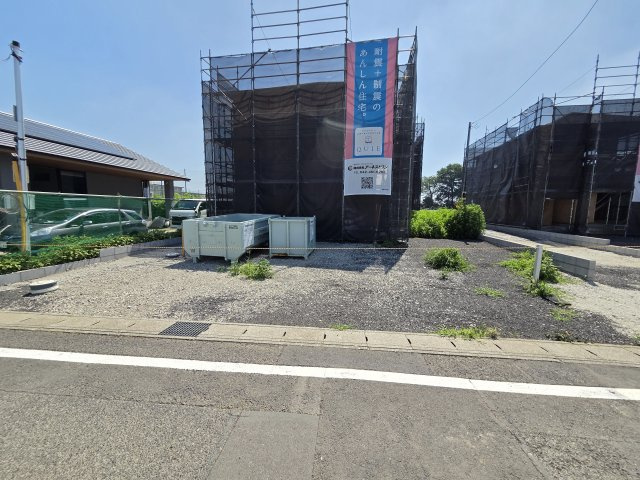 新築　太田市新田大根町第2　1号棟　Cradle Gardenの駐車場|現地写真　駐車は建物西側に並列3台可能です！