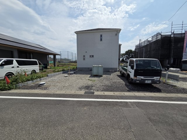 新築　太田市新田大根町第2　1号棟　Cradle Gardenの駐車場|現地写真　駐車は建物西側に並列3台可能です！