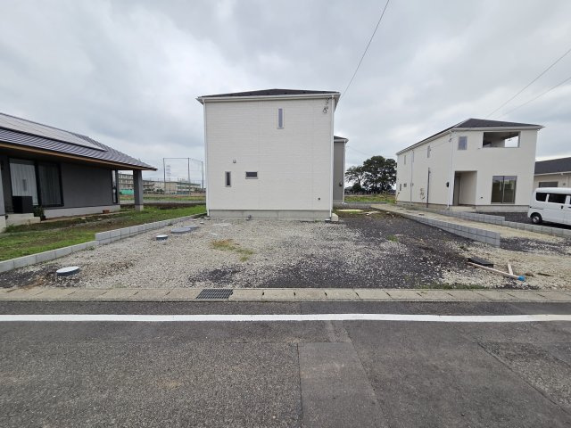 新築　太田市新田大根町第2　1号棟　Cradle Gardenの駐車場|現地写真　駐車は建物西側に並列3台可能です！