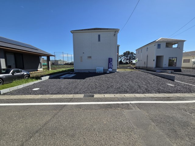 新築　太田市新田大根町第2　1号棟　Cradle Gardenの駐車場|現地写真　駐車は建物西側に並列3台可能です！