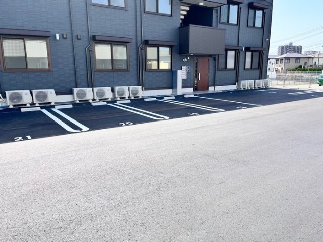 LUSSOⅣ A棟の駐車場|駐車スペースもあります☆