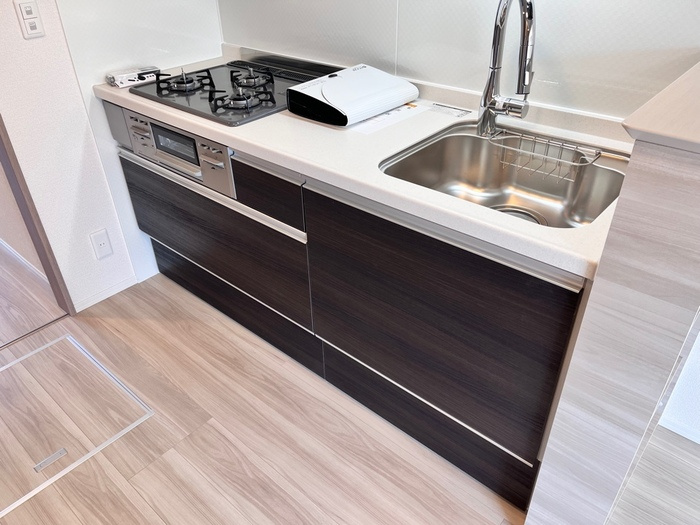 LUSSOⅣ A棟のキッチン|3口コンロ・グリル付きの使いやすいシステムキッチンです♪