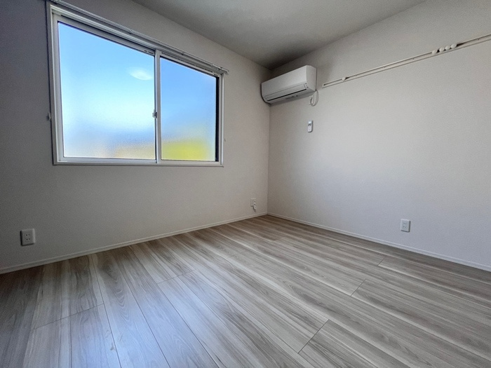 LUSSOⅣ A棟の寝室|風通しも良い明るい寝室です☆