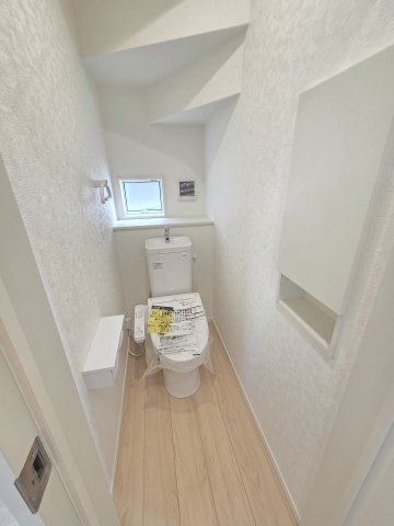 新築　太田市新田大根町第2　2号棟　Cradle Gardenのトイレ|現地写真　トイレは洗浄機能付きです！壁面収納も嬉しいですね♪