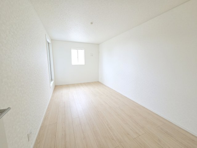 新築　太田市新田大根町第2　2号棟　Cradle Gardenの洋室|現地写真　2階の主寝室です。2面採光なので風通しがよく明るいお部屋です。