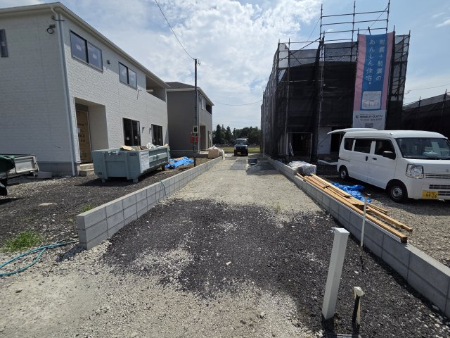 新築　太田市新田大根町第2　2号棟　Cradle Gardenの駐車場|現地写真　駐車は敷地西側に縦列3台可能です！