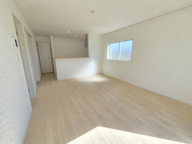 新築　太田市新田大根町第2　2号棟　Cradle Gardenの居間・リビング|現地写真　対面式のキッチンなので、家事をしながらご家族とのコミュニケーションが取れるのが嬉しいですね！