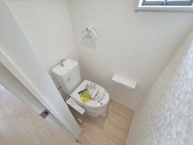 新築　太田市新田大根町第2　3号棟　Cradle Gardenのトイレ|現地写真　トイレは洗浄機能付きです！壁面収納も嬉しいですね♪