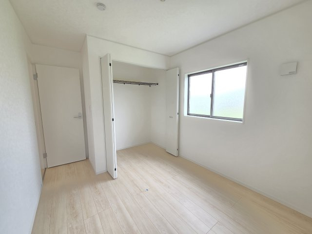 新築　太田市新田大根町第2　3号棟　Cradle Gardenの洋室|現地写真　リビング横の洋室です。独立したお部屋なので、居室や趣味のお部屋としてもご利用いただけます！