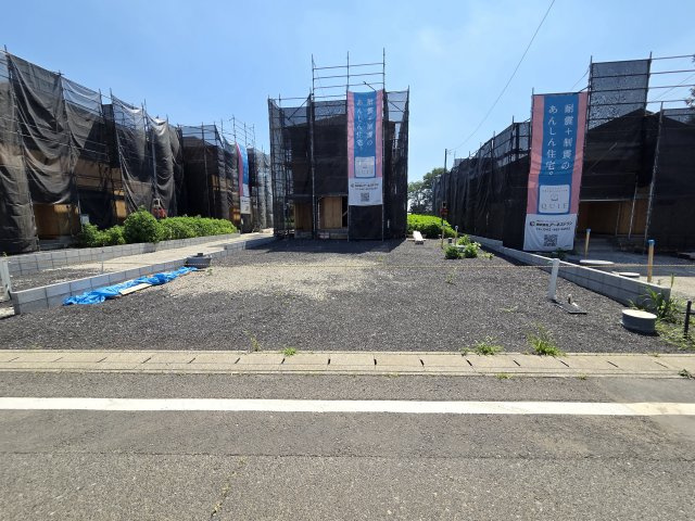 新築　太田市新田大根町第2　3号棟　Cradle Gardenの駐車場|現地写真　駐車は建物西側に並列3台可能です！