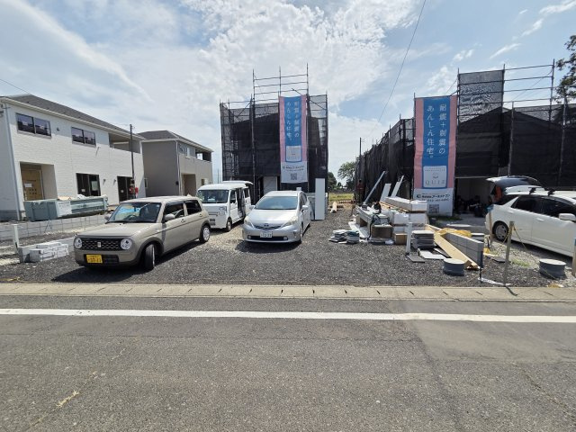 新築　太田市新田大根町第2　3号棟　Cradle Gardenの駐車場|現地写真　駐車は建物西側に並列3台可能です！