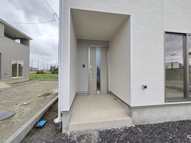新築　太田市新田大根町第2　3号棟　Cradle Gardenの玄関|現地写真　TVモニタードアホン付きなので防犯面も安心です！