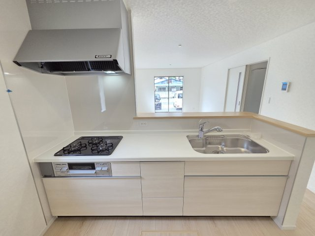新築　太田市新田大根町第2　3号棟　Cradle Gardenのキッチン|現地写真　2550ｍｍサイズのキッチンは作業スペースが広く使いやすいです！シンクも広々で洗い物も楽々♪