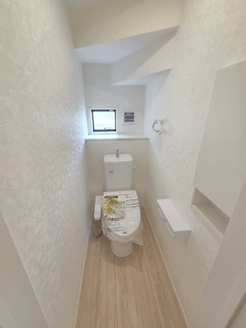 新築　太田市鳥山上町第6　1号棟　Cradle Gardenのトイレ|現地写真　トイレは温水洗浄機能付きです！手すりもついているので小さいお子様からご年配の方まで使いやすいですよ！