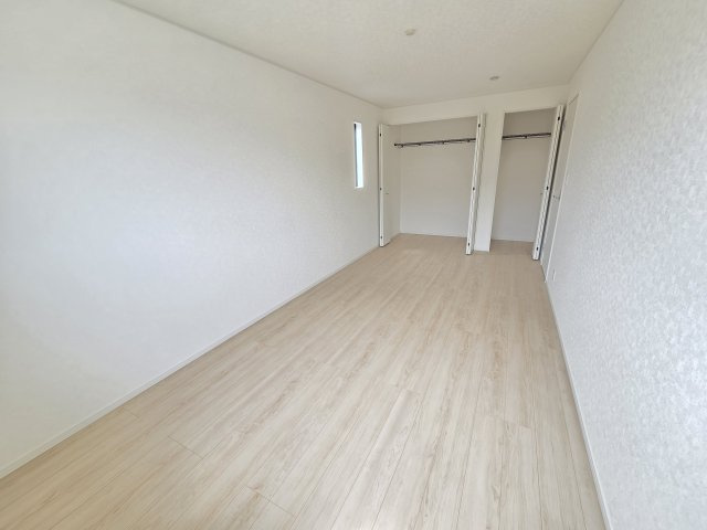 新築　太田市鳥山上町第6　1号棟　Cradle Gardenの収納|現地写真　主寝室にはクローゼットが2つ！ご夫婦のものを分けて収納できますね！