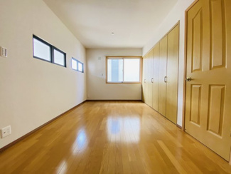 【洋室】 | 千葉市緑区おゆみ野南4丁目　中古戸建 | 小窓からリビングが見える2階の洋室