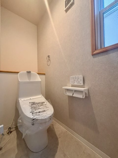 【トイレ】 | 千葉市緑区おゆみ野南4丁目　中古戸建 | 交換済みのトイレ、グレー色の内装