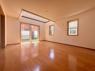 【居間・リビング】 | 千葉市緑区おゆみ野南4丁目　中古戸建 | 吹き抜けが特徴的な開放感のあるリビング