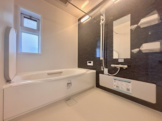 【浴室】 | 千葉市緑区おゆみ野南4丁目　中古戸建 | ブラックのパネルがアクセント！新しいお風呂