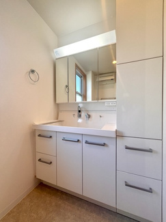 【独立洗面台】 | 千葉市緑区おゆみ野南4丁目　中古戸建 | 白を基調にした新しい洗面台