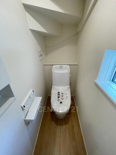 前橋市六供町01期のトイレ|１階トレイです。
温水シャワー洗浄機能付きです。