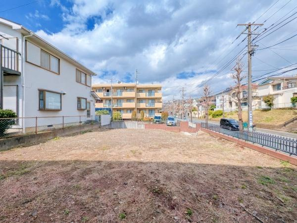 横浜市青葉区梅が丘の新築一戸建の外観|同仕様物件もご案内をさせて頂きます。
お車でご自宅まで送迎承ります。
