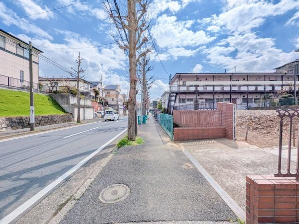 横浜市青葉区梅が丘の新築一戸建の前面道路含む現地写真|周辺は落ち着いた街並みになります。
子育てにはぴったりの住環境♪
