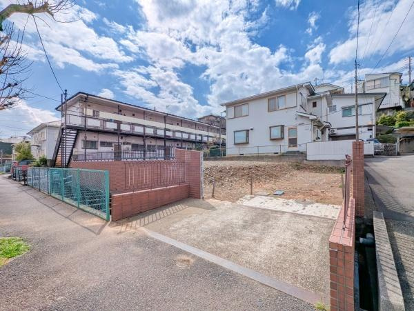 横浜市青葉区梅が丘の新築一戸建の前面道路含む現地写真|車通りが少ない為、小さなお子様にも安心です。
是非一度、現地へ起こしください。